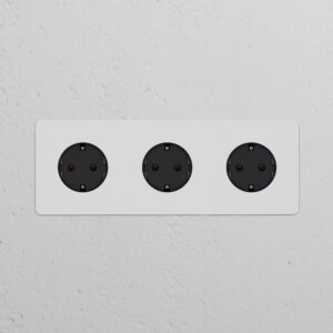 Kew Gniazdo Schuko typu F x 3 w potrójnej ramce – Do malowania, Czarny