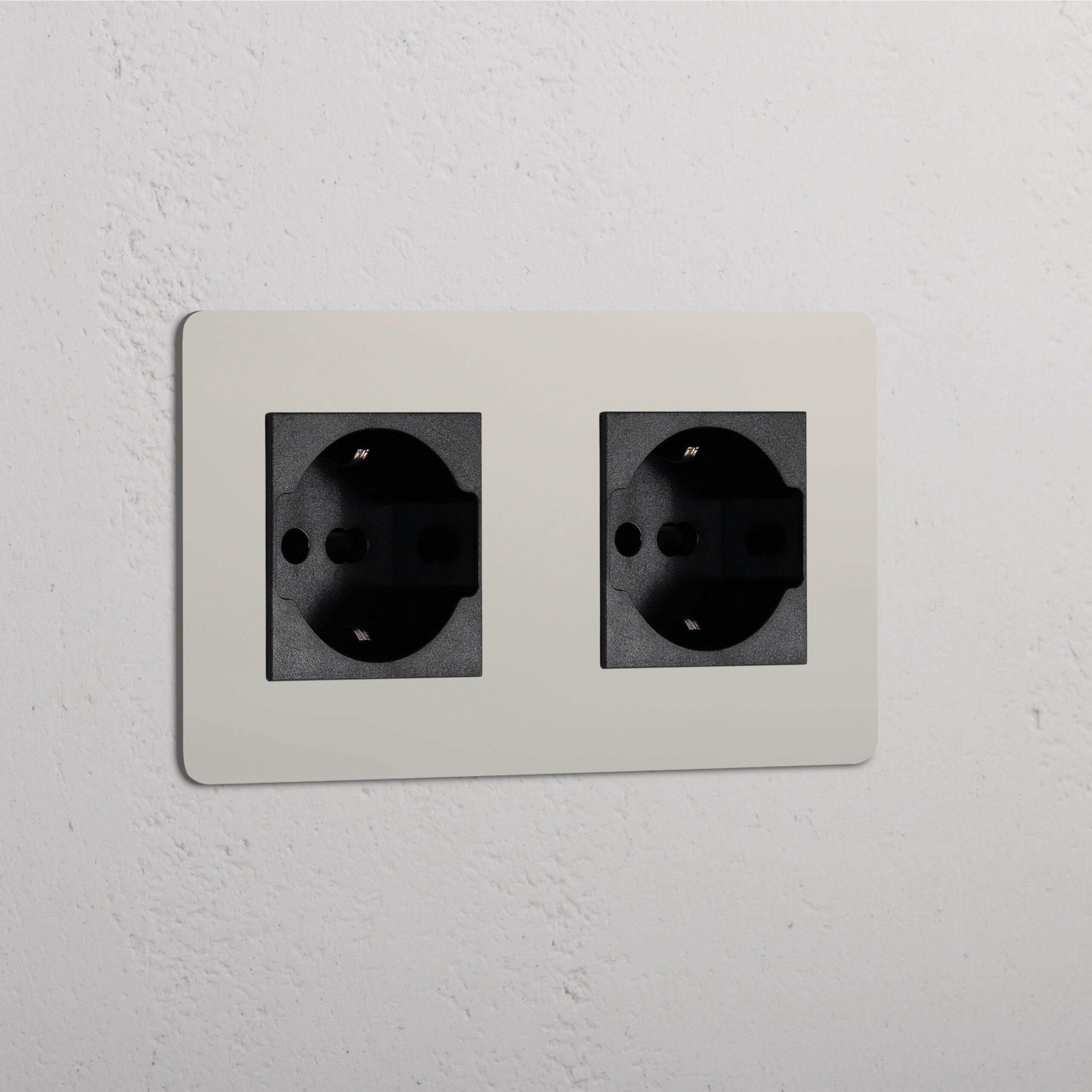 Kew Gniazdo Schuko/Bipasso x 2 w podwójnej ramce – Polerowany nikiel, Czarny