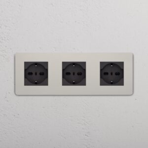 Grove Gniazdo Schuko/Bipasso x 3 w potrójnej ramce – Polerowany nikiel, Czarny
