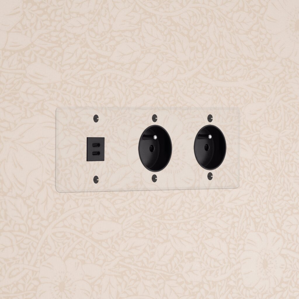 Kew Gniazdo USB-C 30 W i francusko/belgijskie typu E x 2 w potrójnej ramce – Przezroczysty, Czarny