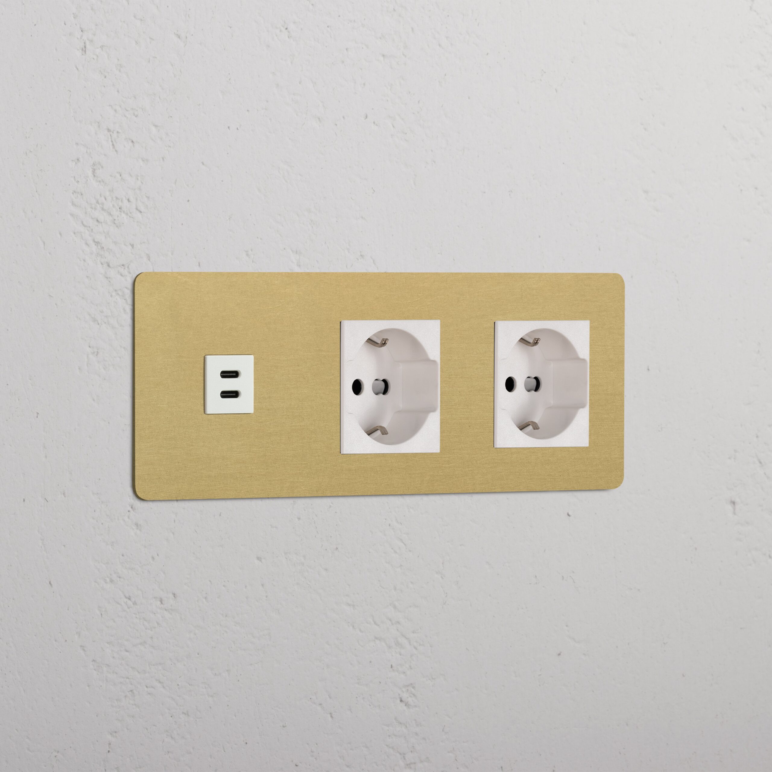 Kew Gniazdo USB-C 30 W i Schuko/Bipasso x 2 w potrójnej ramce – Antyczny mosiądz, Biały