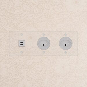 Kew Gniazdo USB-C 30W i szwajcarskie typu J x 2 w potrójnej ramce – Przezroczysty, Biały