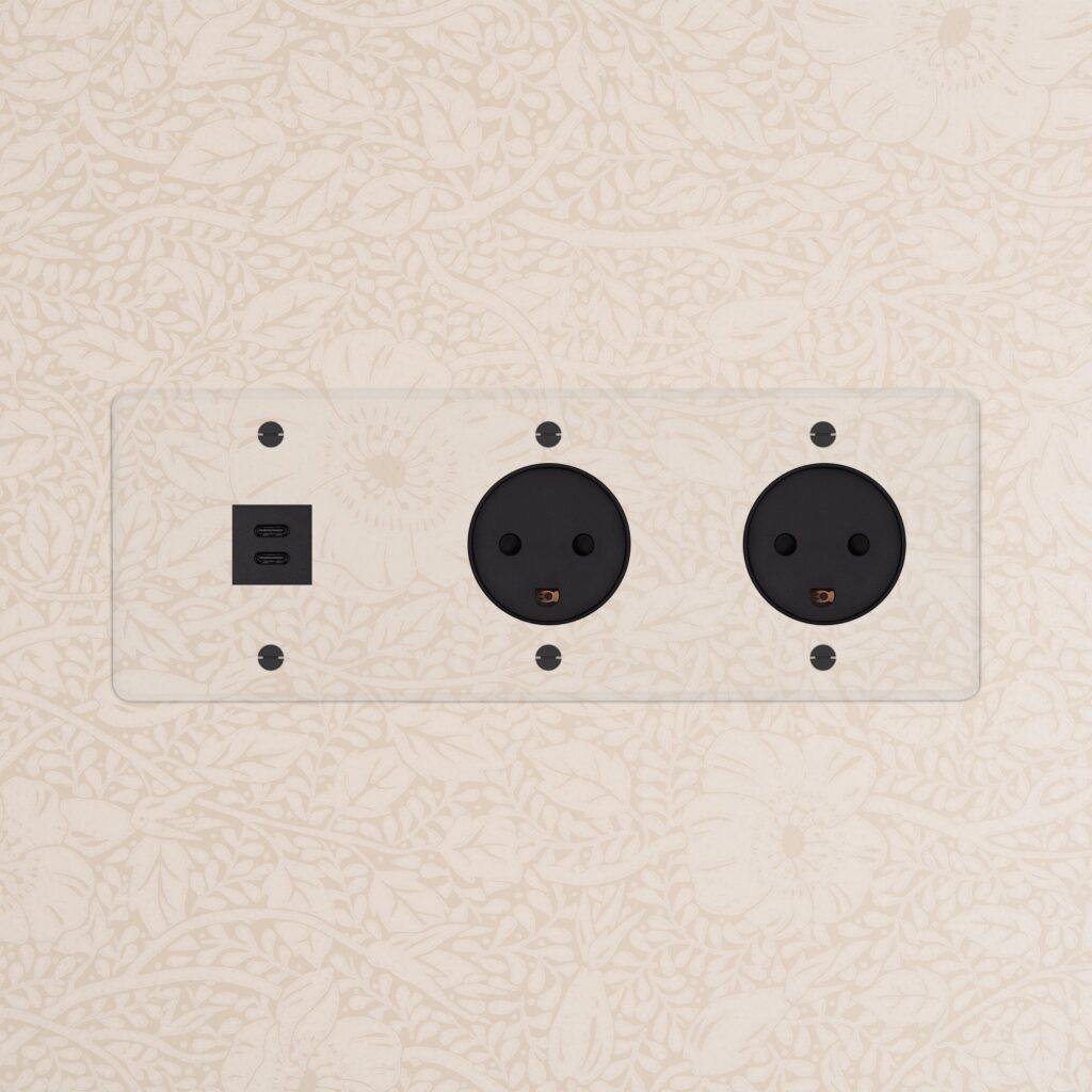 Kew Gniazdo USB-C 30 W i duńskie typu K x 2 w potrójnej ramce – Przezroczysty, Czarny