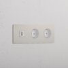 Grove Gniazdo USB-C 30 W i Schuko typu F x 2 w potrójnej ramce – Polerowany nikiel, Biały