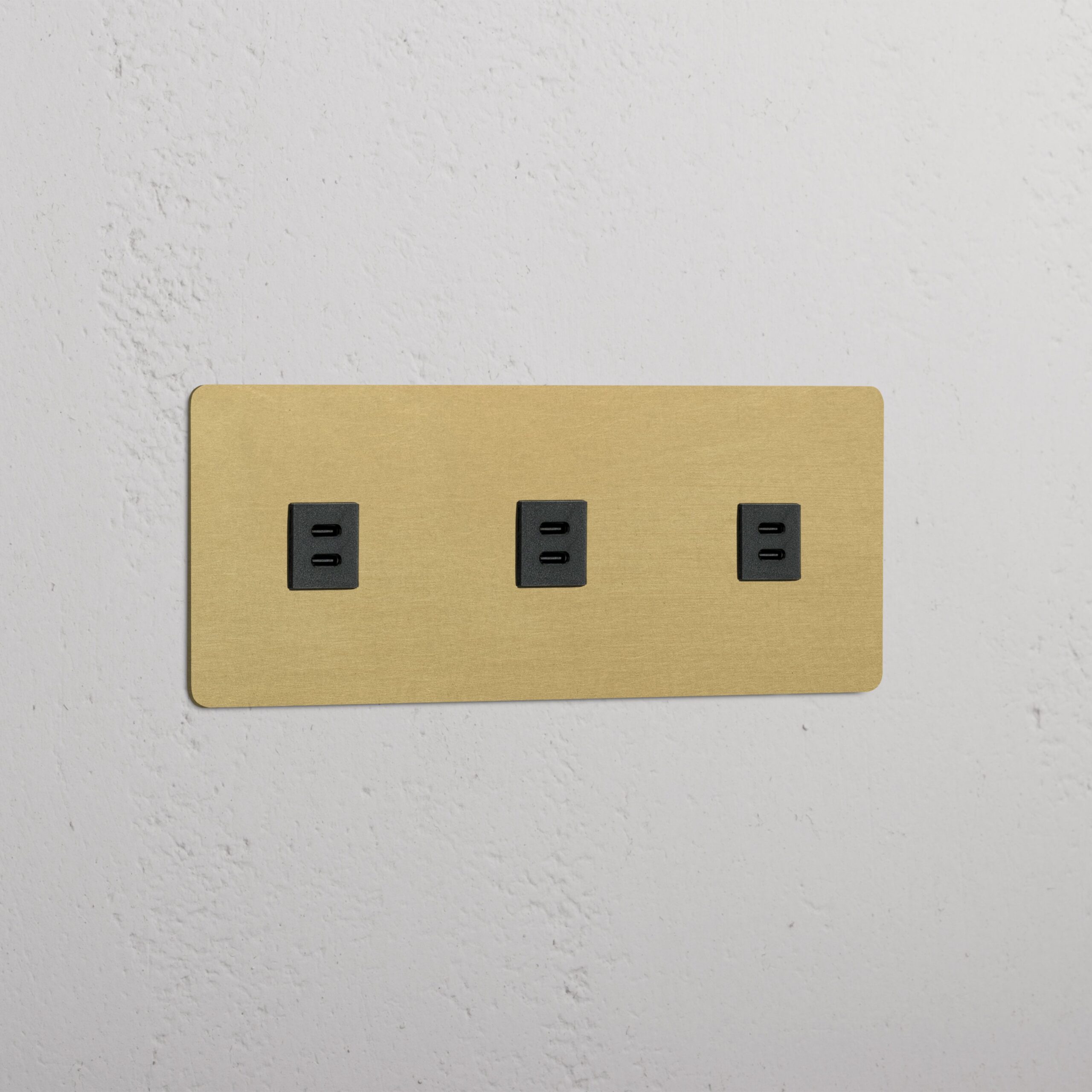 Kew Gniazdo USB-C 30 W x 3 w potrójnej ramce – Antyczny mosiądz, Czarny