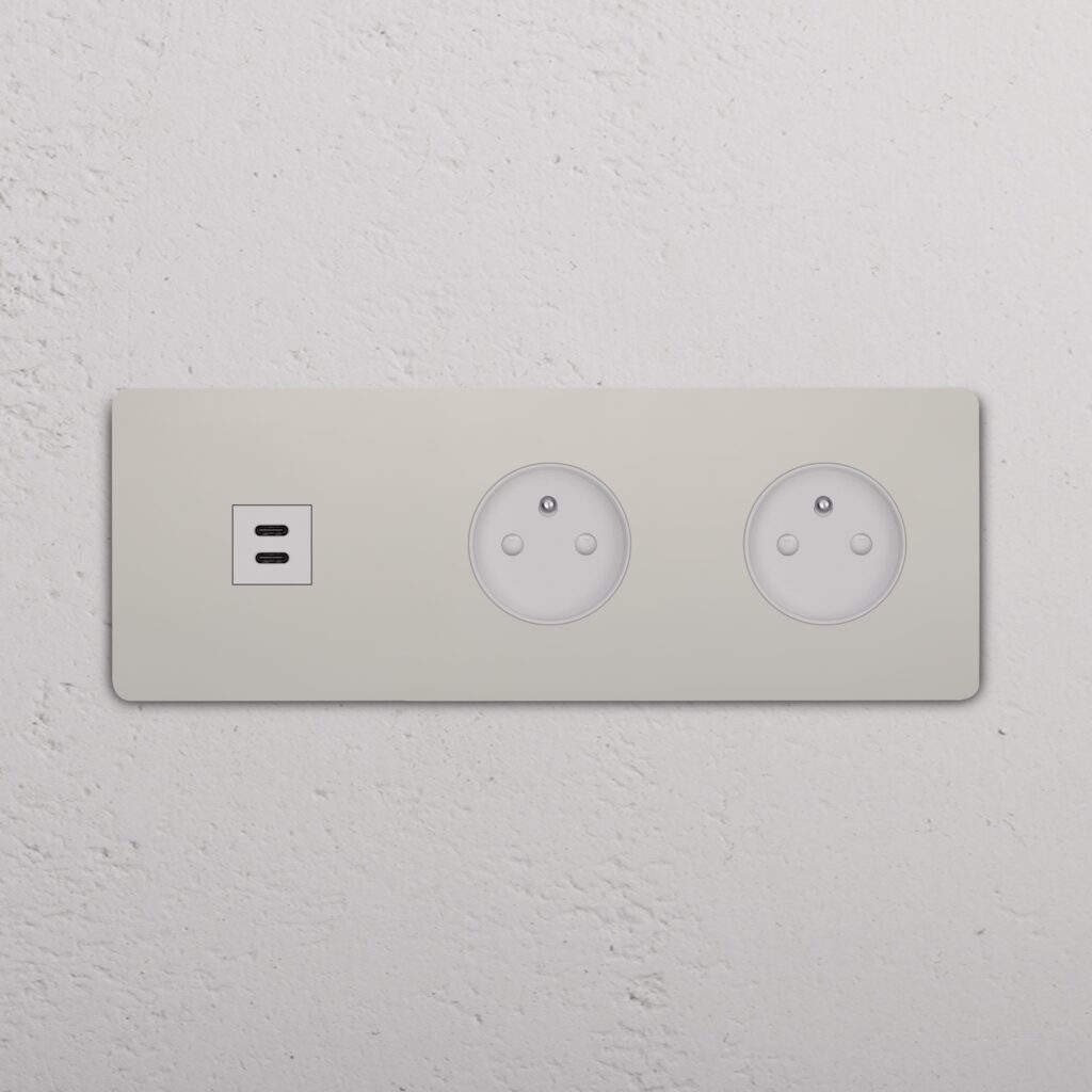 Grove Gniazdo USB-C 30 W i francusko/belgijskie typu E x 2 w potrójnej ramce – Polerowany nikiel, Biały