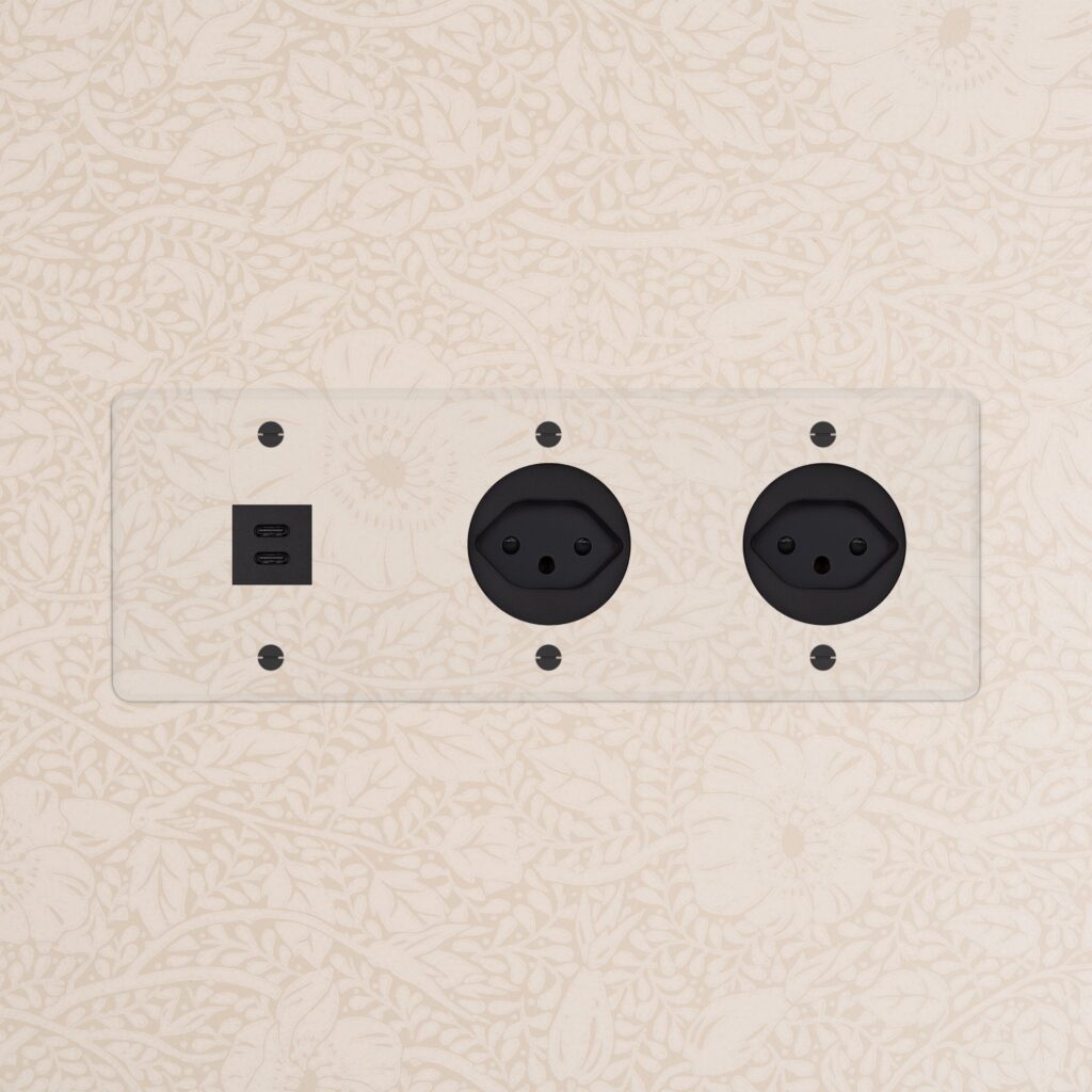 Kew Gniazdo USB-C 30W i szwajcarskie typu J x 2 w potrójnej ramce – Przezroczysty, Czarny