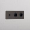Grove Gniazdo USB-C 30W i szwajcarskie typu J x 2 w potrójnej ramce – Brąz, Czarny