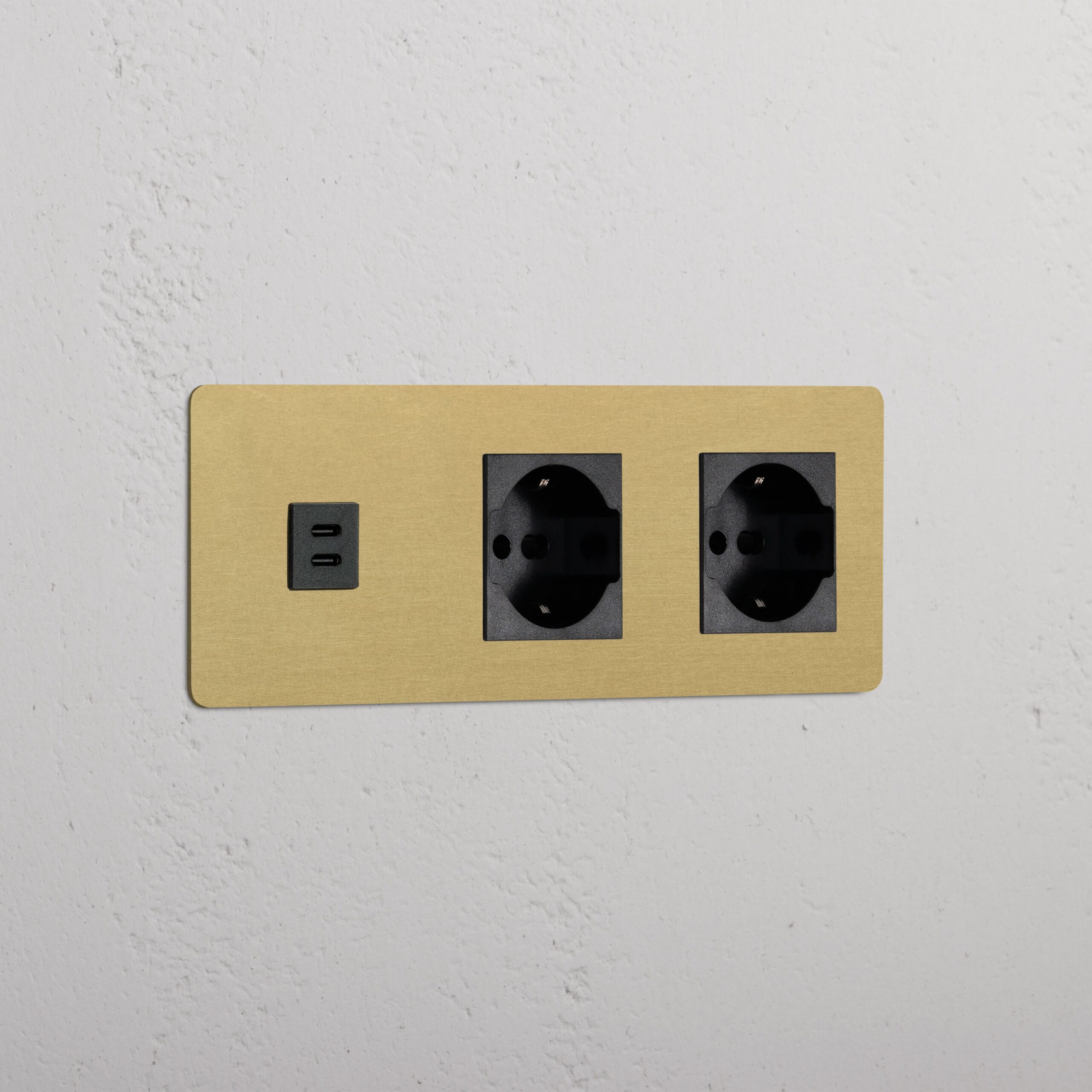 Kew Gniazdo USB-C 30 W i Schuko/Bipasso x 2 w potrójnej ramce – Antyczny mosiądz, Czarny