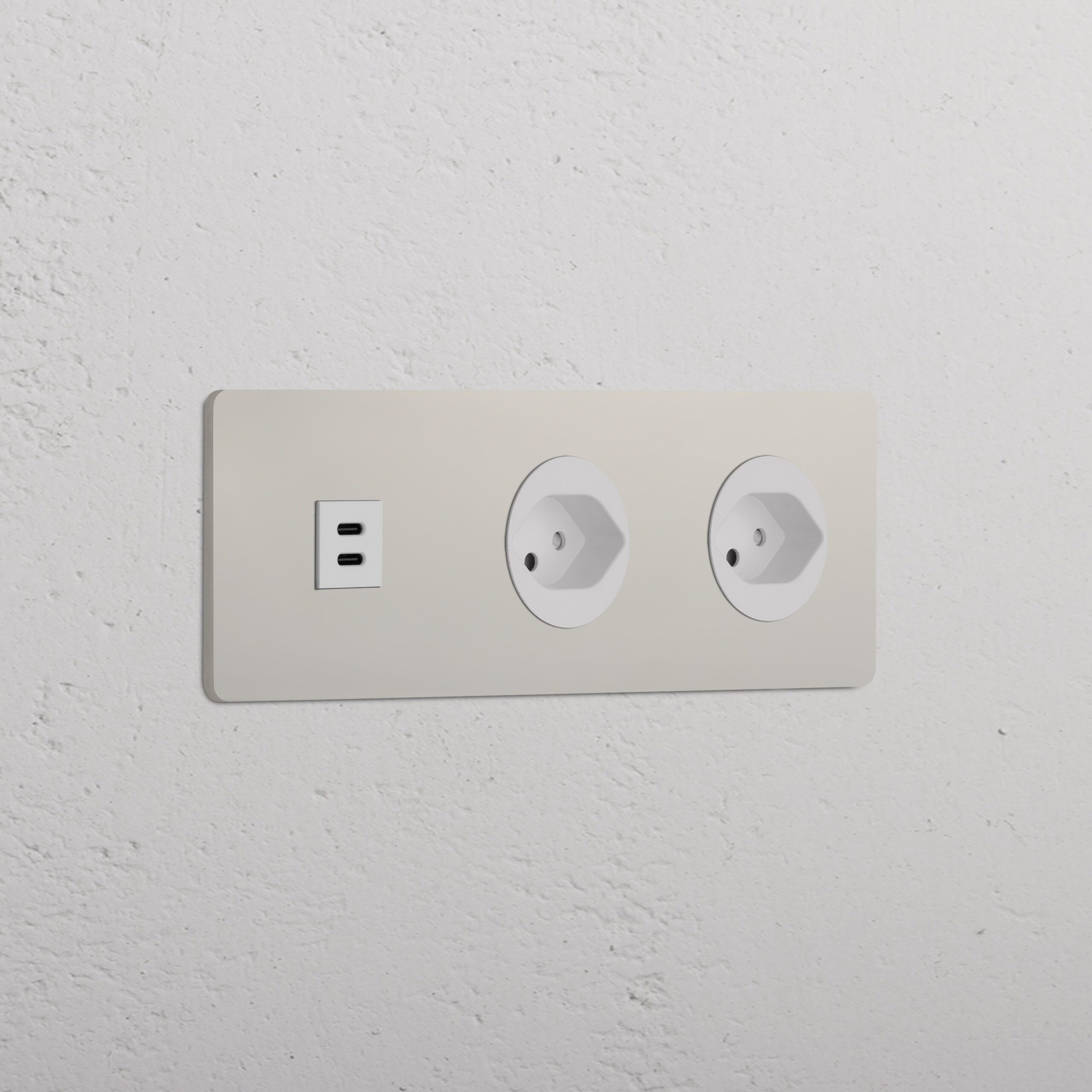 Grove Gniazdo USB-C 30W i szwajcarskie typu J x 2 w potrójnej ramce – Polerowany nikiel, Biały