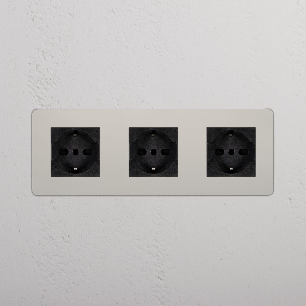 Kew Gniazdo Schuko/Bipasso x 3 w potrójnej ramce – Polerowany nikiel, Czarny