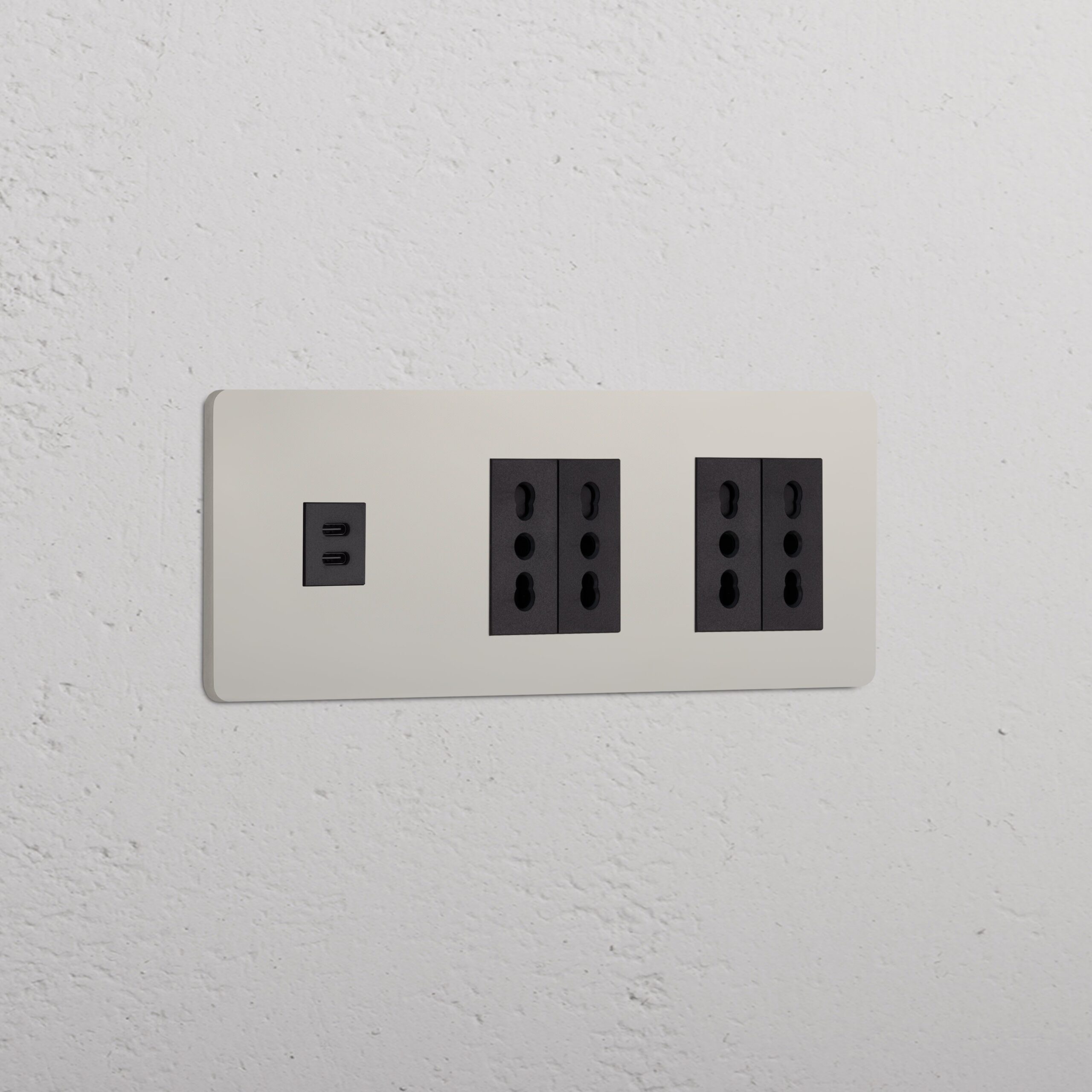 Grove Gniazdo USB-C 30 W i Bipasso x 4 w potrójnej ramce – Polerowany nikiel, Czarny