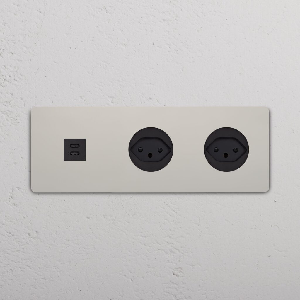 Grove Gniazdo USB-C 30W i szwajcarskie typu J x 2 w potrójnej ramce – Polerowany nikiel, Czarny