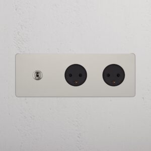 Kew Włącznik dźwigniowy i gniazdo duńskie typu K x 2 w potrójnej ramce – Polerowany nikiel, Czarny