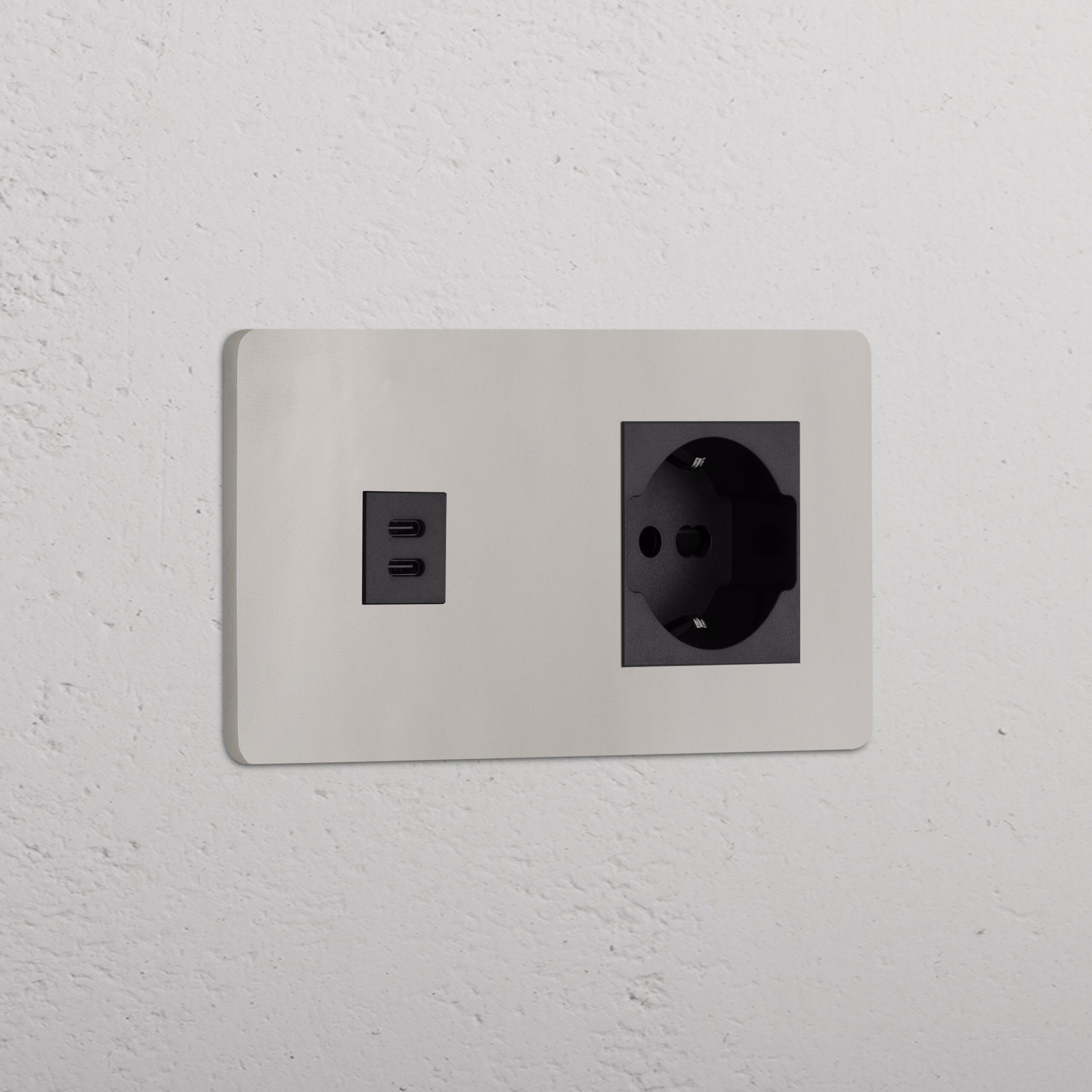 Grove Gniazdo USB-C 30 W i Schuko/Bipasso w podwójnej ramce – Polerowany nikiel, Czarny
